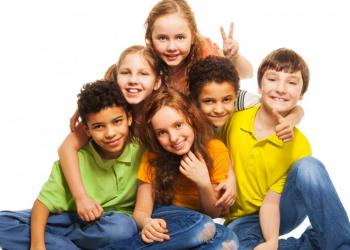 Bambini e bambine, giovani ed adolescenti