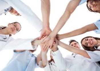 persone con mani incrociate