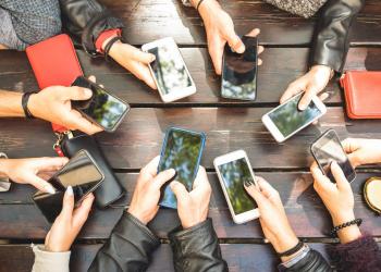 Mani che prendono smartphone