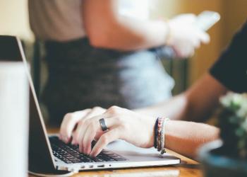 Persona che lavora al pc