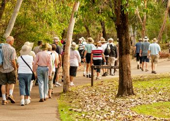 Persone che camminano in gruppo