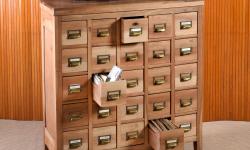 vecchio schedario in legno